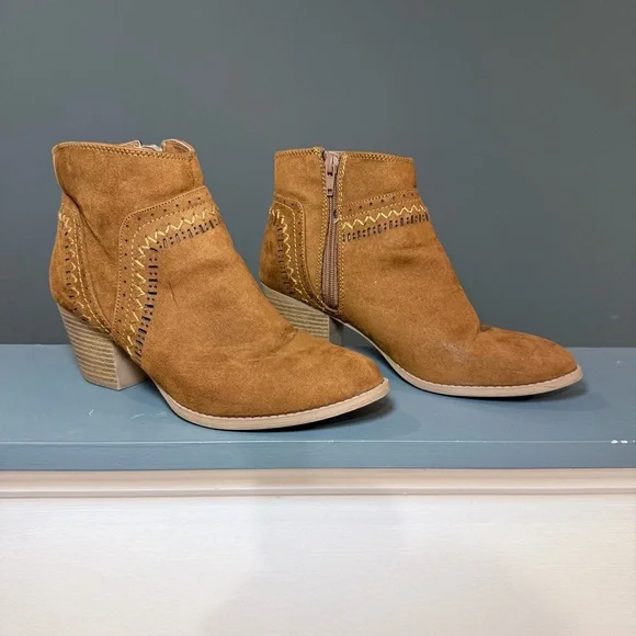Qupid Brown Embroidered Faux Suede Boho Block Heel Ankle Boots Size 7 - Picture 4 of 13